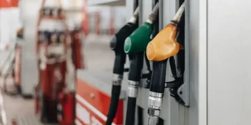 Προς τα 2 ευρώ η βενζίνη: Τα «κρυφά» έσοδα του κράτους από το ράλι τιμών στα καύσιμα και το «ανάχωμα» της κατανάλωσης