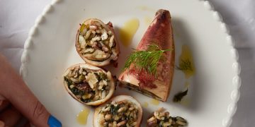 Καλαμάρια στον φούρνο γεμιστά με αρωματικό σπανακόρυζο
