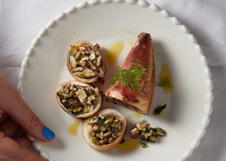 Καλαμάρια στον φούρνο γεμιστά με αρωματικό σπανακόρυζο