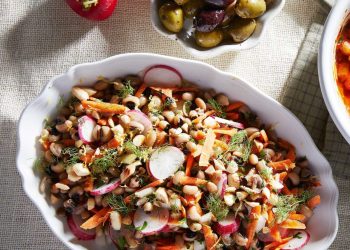 Μαυρομάτικα σαλάτα με αμύγδαλα και μυρωδικά