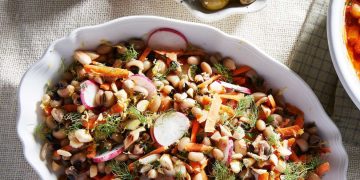 Μαυρομάτικα σαλάτα με αμύγδαλα και μυρωδικά