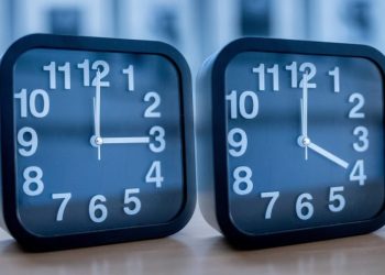 Αλλαγή ώρας το 2026: Πότε γυρνάμε τα ρολόγια μπροστά – Τι ισχύει για την κατάργηση