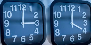 Αλλαγή ώρας το 2026: Πότε γυρνάμε τα ρολόγια μπροστά – Τι ισχύει για την κατάργηση
