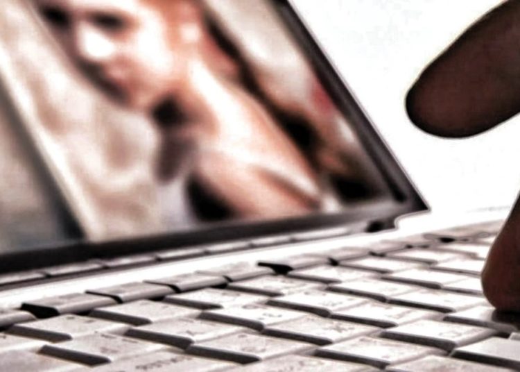 Πάτρα: Συνταξιούχος μαιευτήρας κατηγορείται για πορνογραφία