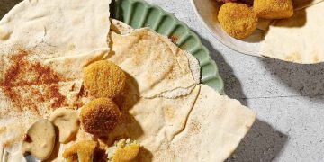 Ρεβυθοκεφτέδες με σάλτσα ταχινιού