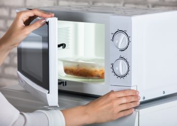 Πόσο «αθώο» είναι το φαγητό στα μικροκύματα; Νέα μελέτη δείχνει τι συμβαίνει