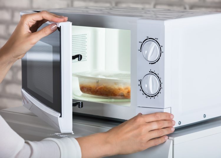 Πόσο «αθώο» είναι το φαγητό στα μικροκύματα; Νέα μελέτη δείχνει τι συμβαίνει