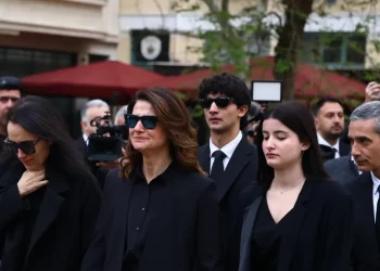 Στο παρεκκλήσι της Μητρόπολης η σορός της Μαρινέλλας -Με δάκρυα στα μάτια η κόρη και τα εγγόνια της [εικόνες]