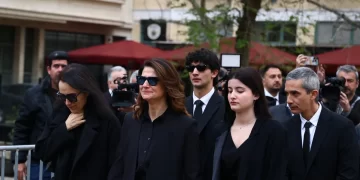 Στο παρεκκλήσι της Μητρόπολης η σορός της Μαρινέλλας -Με δάκρυα στα μάτια η κόρη και τα εγγόνια της [εικόνες]