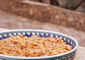 Νηστίσιμη μακαρονάδα με σάλτσα από ταχίνι και ξηρούς καρπούς