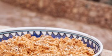 Νηστίσιμη μακαρονάδα με σάλτσα από ταχίνι και ξηρούς καρπούς