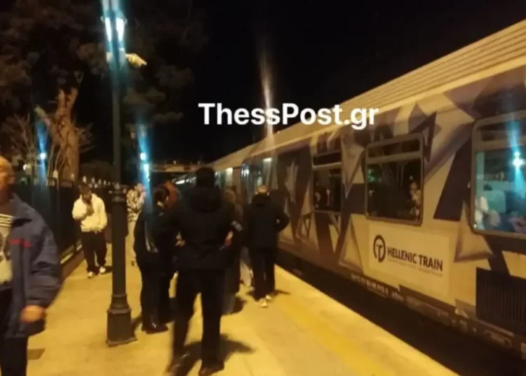 Ακινητοποιήθηκε τρένο στην Οινόη λόγω βλάβης: Ταλαιπωρία για εκατοντάδες επιβάτες – Δείτε εικόνες