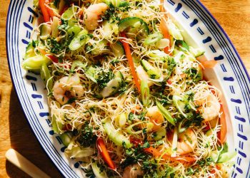 Γαριδοσαλάτα με λαχανικά και ρυζομακάρονα