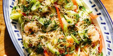 Γαριδοσαλάτα με λαχανικά και ρυζομακάρονα