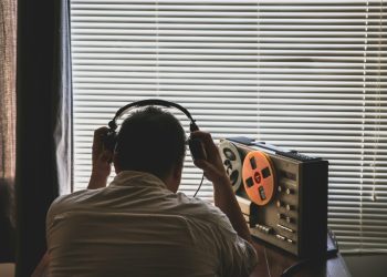 «Βόμβες» Ντίλιαν για το σκάνδαλο των υποκλοπών-Σε πανικό η κυβέρνηση