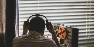 «Βόμβες» Ντίλιαν για το σκάνδαλο των υποκλοπών-Σε πανικό η κυβέρνηση