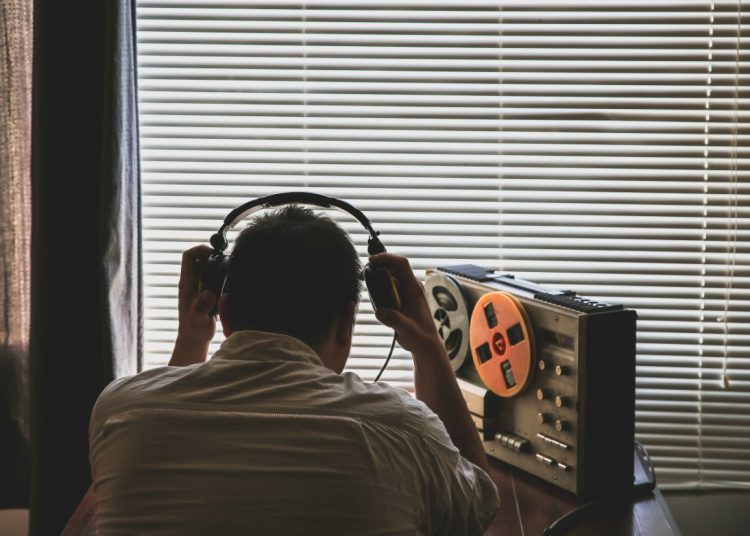 «Βόμβες» Ντίλιαν για το σκάνδαλο των υποκλοπών-Σε πανικό η κυβέρνηση