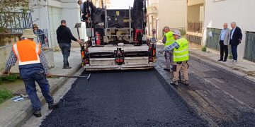 Δήμος Πύργου: Επιτέλους μπαίνει νέα άσφαλτος σε επικίνδυνους δρόμους της πόλης