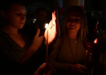 Τι ώρα θα φτάσει το Άγιο Φως σήμερα στην Ελλάδα