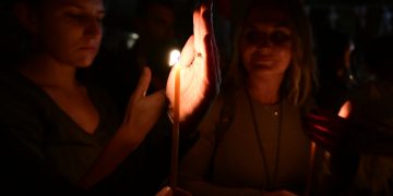 Τι ώρα θα φτάσει το Άγιο Φως σήμερα στην Ελλάδα