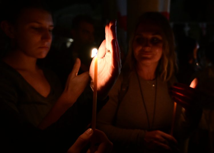Τι ώρα θα φτάσει το Άγιο Φως σήμερα στην Ελλάδα