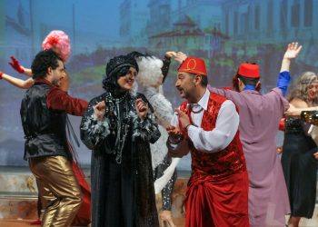 Θέατρο Απόλλων Πύργου: Πρεμιέρα σήμερα για τον «Ιμπρεσάριο από τη Σμύρνη»