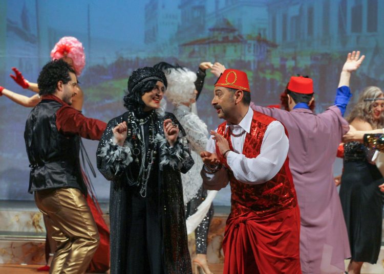 Θέατρο Απόλλων Πύργου: Πρεμιέρα σήμερα για τον «Ιμπρεσάριο από τη Σμύρνη»