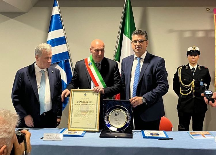 Ιστορικές Στιγμές για τον Δήμο Ανδραβίδας-Κυλλήνης: Ολοκληρώθηκε η Αδελφοποίηση με τον Δήμο Κρότωνα