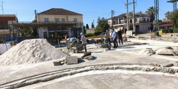 Σε εξέλιξη οι εργασίες ανάπλασης στην Πλατεία Αγίας Σοφίας στην Ανδραβίδα – Αυτοψία από τη Δημοτική Αρχή