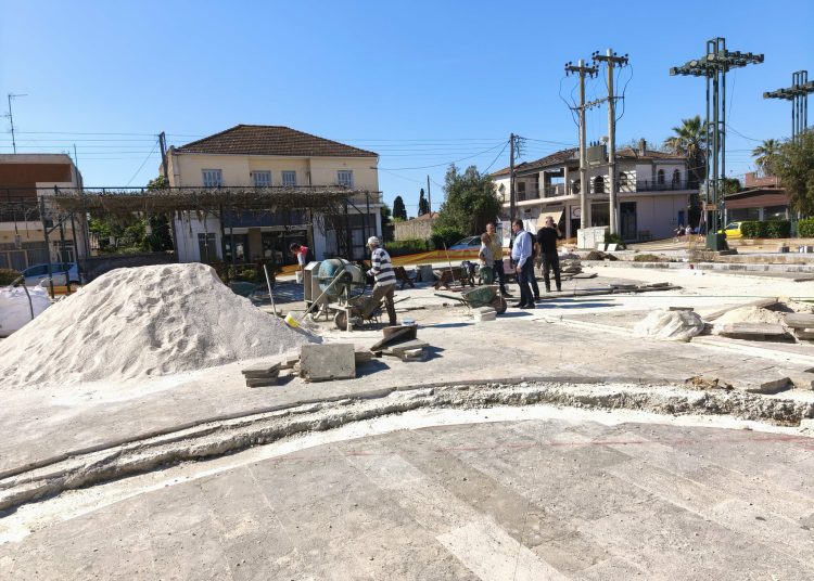 Σε εξέλιξη οι εργασίες ανάπλασης στην Πλατεία Αγίας Σοφίας στην Ανδραβίδα – Αυτοψία από τη Δημοτική Αρχή