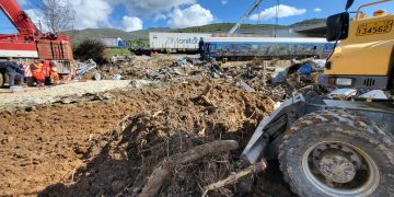 Τέμπη: Σοκ με τις νέες εικόνες από το μπάζωμα- Φωτογραφίες από το υλικό που κατασχέθηκε