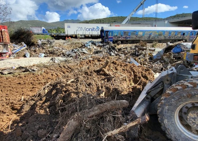 Τέμπη: Σοκ με τις νέες εικόνες από το μπάζωμα- Φωτογραφίες από το υλικό που κατασχέθηκε