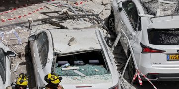 Το Ισραήλ απειλεί με πλήγματα σε τρένα και σταθμούς στο Ιράν – Αναφορές ότι ο Μοτζτάμπα Χαμενεΐ είναι σε κώμα