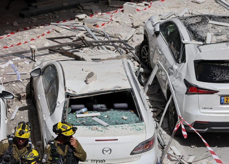 Το Ισραήλ απειλεί με πλήγματα σε τρένα και σταθμούς στο Ιράν – Αναφορές ότι ο Μοτζτάμπα Χαμενεΐ είναι σε κώμα