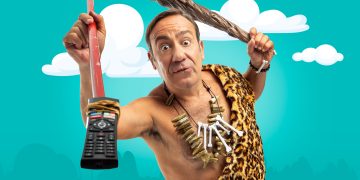 Ο Σωτήρης Καλυβάτσης έρχεται στο Κουρβισάνειο της Γαστούνης με την παράσταση CAVEMAN