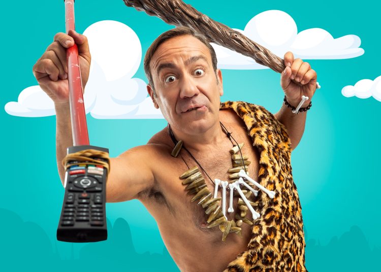 Ο Σωτήρης Καλυβάτσης έρχεται στο Κουρβισάνειο της Γαστούνης με την παράσταση CAVEMAN