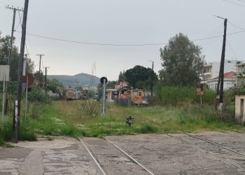 ΟΣΕ Πύργου: Εικόνες εγκατάλειψης με χόρτα-ζούγκλα στον σταθμό