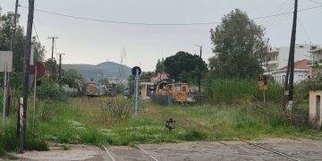 ΟΣΕ Πύργου: Εικόνες εγκατάλειψης με χόρτα-ζούγκλα στον σταθμό