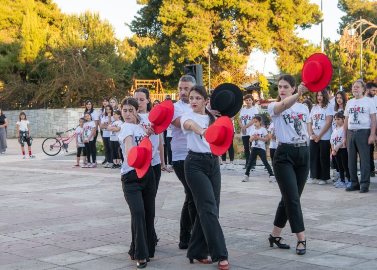 Παγκόσμια Ημέρα Χορού: Κόσμος χόρεψε στη πλατεία Πύργου