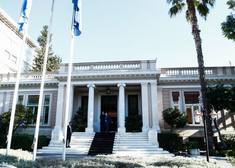 Πολιτικός σεισμός: Πότε οι εκλογές, πότε (και τι) ανασχηματισμός – Μπρος γκρεμός και πίσω ρέμα για το Μαξίμου