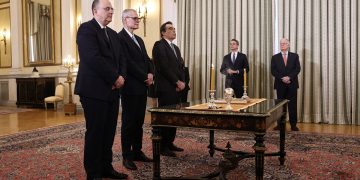 Ορκίστηκαν οι νέοι υπουργοί-Δυσαρέσκεια στους βουλευτές ΝΔ από τις αρνητικές εξελίξεις