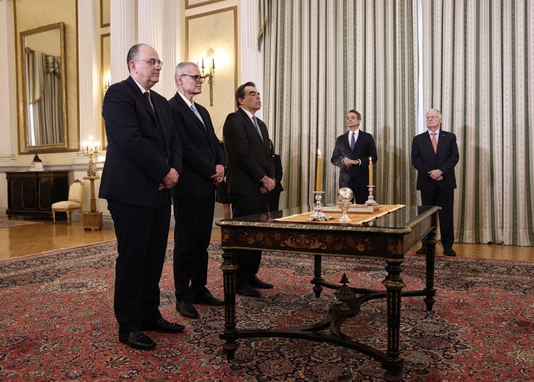 Ορκίστηκαν οι νέοι υπουργοί-Δυσαρέσκεια στους βουλευτές ΝΔ από τις αρνητικές εξελίξεις
