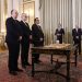 Ορκίστηκαν οι νέοι υπουργοί-Δυσαρέσκεια στους βουλευτές ΝΔ από τις αρνητικές εξελίξεις