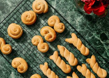 Παραδοσιακές συνταγές για πασχαλινά γλυκά, κουλούρια και τσουρέκια