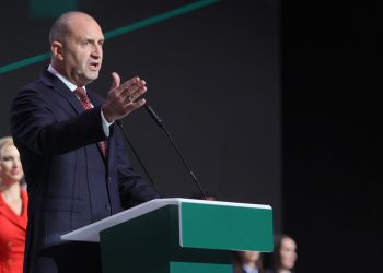 Βουλευτικές εκλογές στη Βουλγαρία με φαβορί τον φιλορώσο Ράντεφ