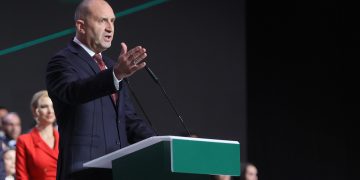 Βουλευτικές εκλογές στη Βουλγαρία με φαβορί τον φιλορώσο Ράντεφ