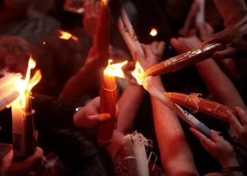 Πάσχα: Πώς θα γίνει η μεταφορά του Αγίου Φωτός στην Ελλάδα