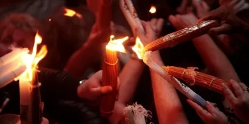 Πάσχα: Πώς θα γίνει η μεταφορά του Αγίου Φωτός στην Ελλάδα