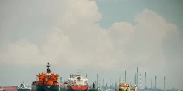 Στα Στενά του Ορμούζ επικρατεί χάος: Οι αγορές είναι κλειστές αλλά οι παλινωδίες και η ένταση αυξάνουν το ρίσκο