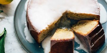 Νηστίσιμο κέικ λεμονιού με γλάσο ζάχαρης (χωρίς μίξερ)